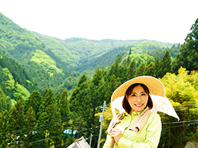 田んぼや畑を耕す田舎妻　大増量３６人　８時間　サンプル画像02